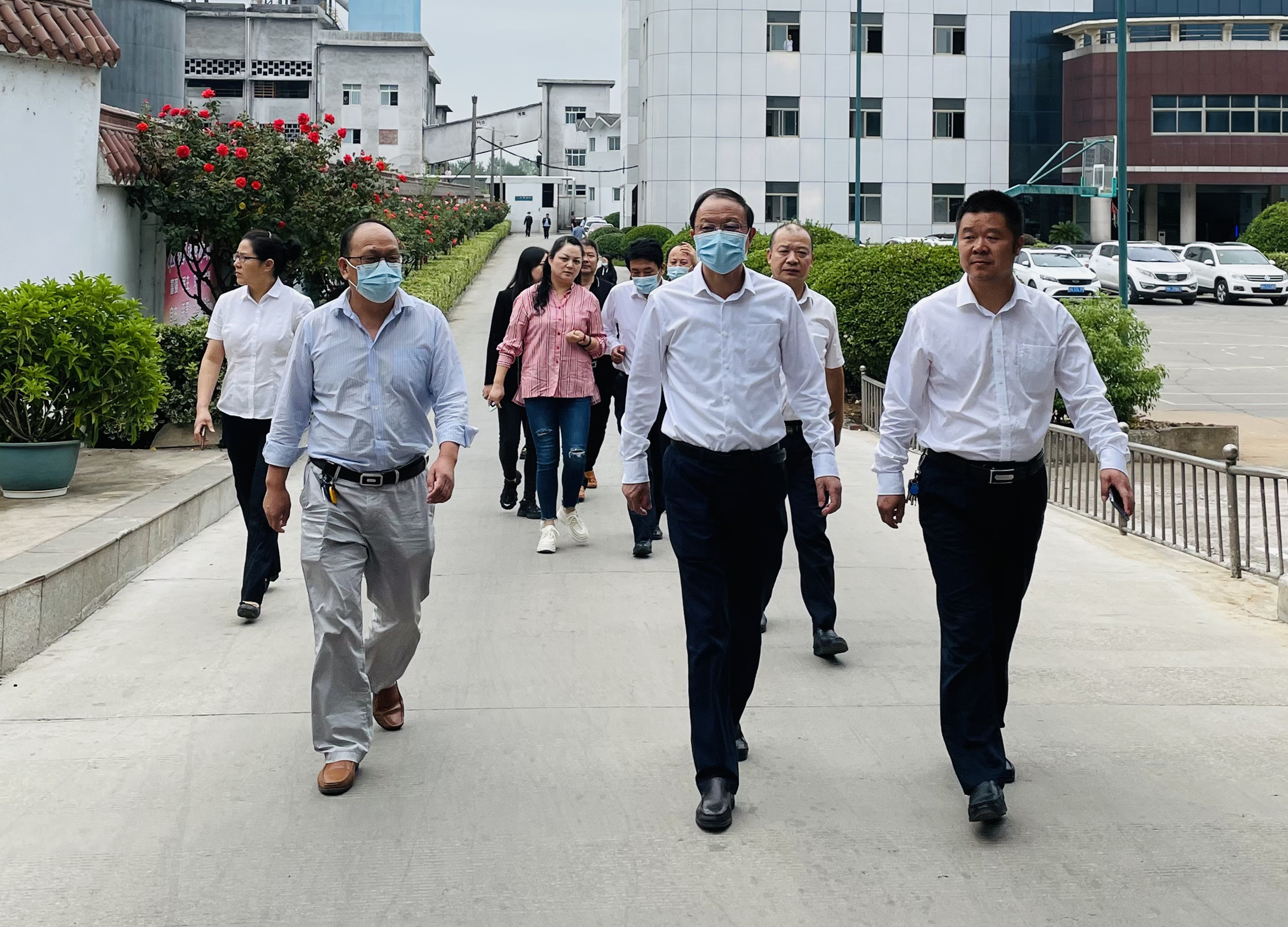 陈刚一行到皇冠hg1088红十字协会办公地点参观.jpg
